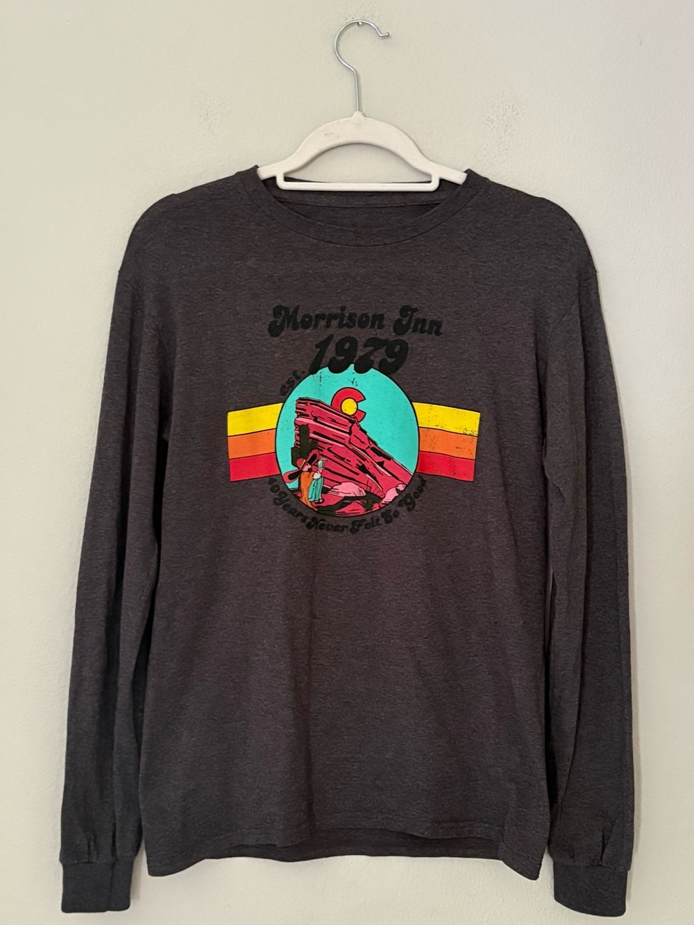 Morrison Inn 40th Anniversary Red Rocks Graphic Tee Gray Retro Boho Gorpcore S